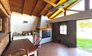 Casa 4 ambientes cochera doble , parque y pileta