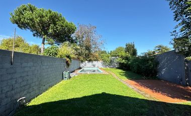 Casa 4 ambientes cochera doble , parque y pileta