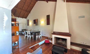 Casa 4 ambientes cochera doble , parque y pileta