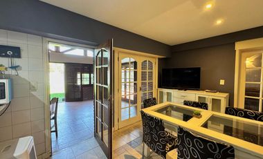 Casa 4 ambientes cochera doble , parque y pileta