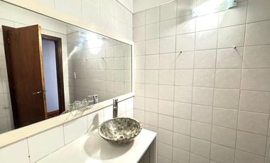 Casa 4 ambientes cochera doble , parque y pileta