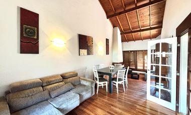 Casa 4 ambientes cochera doble , parque y pileta