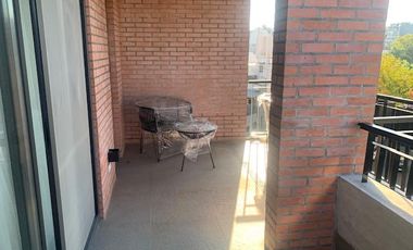 Monoambiente con balcón amoblado y equipado