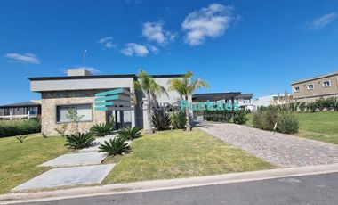 Casa en 1 planta en Barrio Lagos de Canning de 3 dormitorios más piscina
