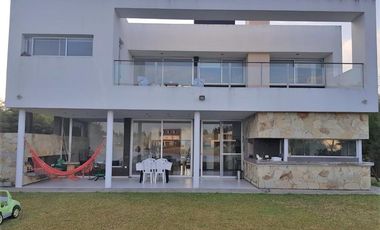 alquiler CASA de SUPER DISEÑO, Pileta Climatizada.- Mensual