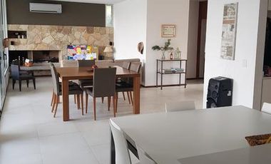 alquiler CASA de SUPER DISEÑO, Pileta Climatizada.- Mensual