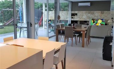alquiler CASA de SUPER DISEÑO, Pileta Climatizada.- Mensual