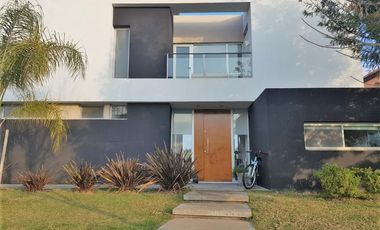 alquiler CASA de SUPER DISEÑO, Pileta Climatizada.- Mensual