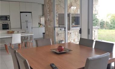 alquiler CASA de SUPER DISEÑO, Pileta Climatizada.- Mensual