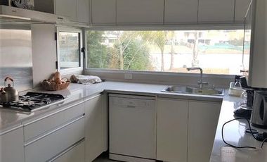 alquiler CASA de SUPER DISEÑO, Pileta Climatizada.- Mensual