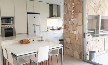 alquiler CASA de SUPER DISEÑO, Pileta Climatizada.- Mensual
