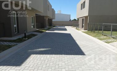 Casa en alquiler 3 dormitorios y 3 baños en Housing - La Calandria