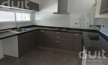 Casa en alquiler 3 dormitorios y 3 baños en Housing - La Calandria