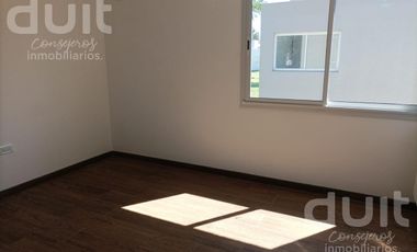 Casa en alquiler 3 dormitorios y 3 baños en Housing - La Calandria