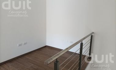 Casa en alquiler 3 dormitorios y 3 baños en Housing - La Calandria