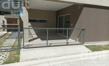 Casa en alquiler 3 dormitorios y 3 baños en Housing - La Calandria