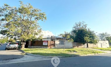 Casa en Venta de 6 amb. 3 dormitorios y patio. Centro Campan