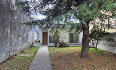 Venta casa 4 ambientes con cochera y jardín en  Ezpeleta