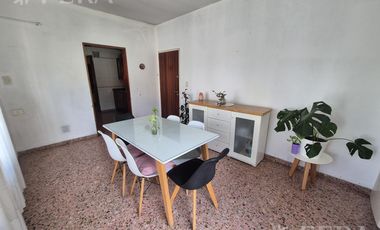 Venta casa 4 ambientes con cochera y jardín en  Ezpeleta