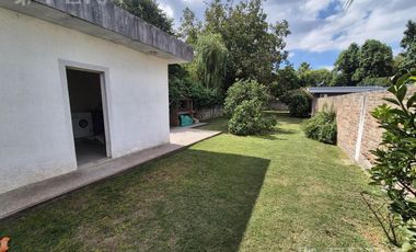 Venta casa 4 ambientes con cochera y jardín en  Ezpeleta