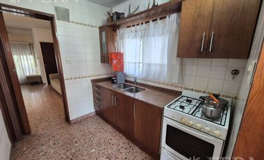 Venta casa 4 ambientes con cochera y jardín en  Ezpeleta