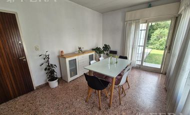 Venta casa 4 ambientes con cochera y jardín en  Ezpeleta