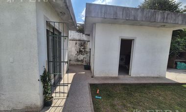 Venta casa 4 ambientes con cochera y jardín en  Ezpeleta