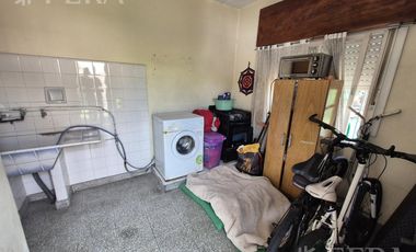 Venta casa 4 ambientes con cochera y jardín en  Ezpeleta