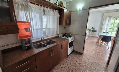 Venta casa 4 ambientes con cochera y jardín en  Ezpeleta