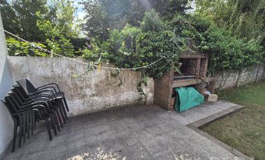 Venta casa 4 ambientes con cochera y jardín en  Ezpeleta