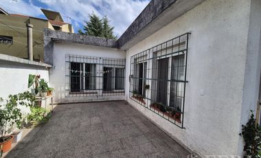 Venta casa 4 ambientes con cochera y jardín en  Ezpeleta