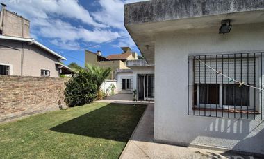 Venta casa 4 ambientes con cochera y jardín en  Ezpeleta