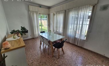 Venta casa 4 ambientes con cochera y jardín en  Ezpeleta