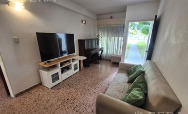 Venta casa 4 ambientes con cochera y jardín en  Ezpeleta