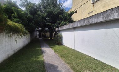 Venta casa 4 ambientes con cochera y jardín en  Ezpeleta
