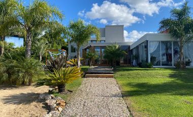 Casa en venta / Alquiler la Laguna muelle playa en Barrio Sa