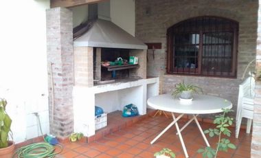 Casa en venta - 3 Dormitorios 2 Baños - Cocheras - 300Mts2 - Villa Lugano
