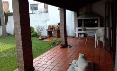 Casa en venta - 3 Dormitorios 2 Baños - Cocheras - 300Mts2 - Villa Lugano
