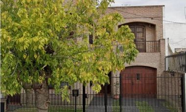 Casa en venta - 3 Dormitorios 2 Baños - Cocheras - 300Mts2 - Villa Lugano