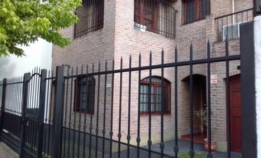 Casa en venta - 3 Dormitorios 2 Baños - Cocheras - 300Mts2 - Villa Lugano