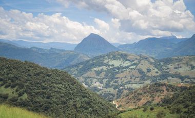Vendo hermoso lote con vista sector Bolombolo, unidad cerrada