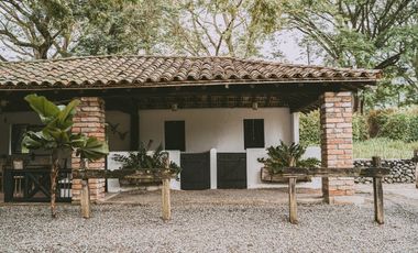Vendo hermoso lote con vista sector Bolombolo, unidad cerrada