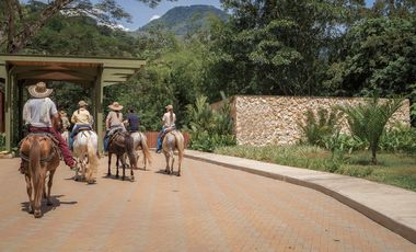 Vendo hermoso lote con vista sector Bolombolo, unidad cerrada