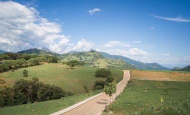 Vendo hermoso lote con vista sector Bolombolo, unidad cerrada