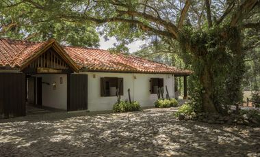 Vendo hermoso lote con vista sector Bolombolo, unidad cerrada