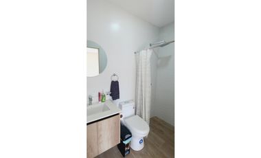Renta dpto de 2 habitaciones Urb. PortoManta sector sur vía san Mateo.