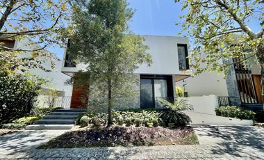 CASA EN VENTA DENTRO DE FRACCIONAMIENTO RESERVA REAL VALLE REAL ZAPOPAN