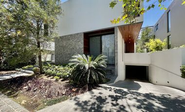 CASA EN VENTA DENTRO DE FRACCIONAMIENTO RESERVA REAL VALLE REAL ZAPOPAN