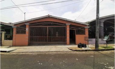 VENDO CASA EN LA CHORRERA VALLE DORADO 4R