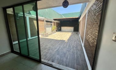 RENTO casa pequeña,con ámplia terraza, enfrente de Mundo E,  Viveros de la Loma,